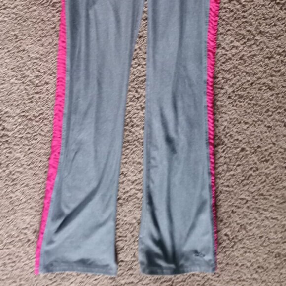 4 PIECE BUNDLE OF WOMENS CLOTHING SIZE MEDIUM. LIKE NEW! EXCELLENT CONDITION! - Picture 9 of 15